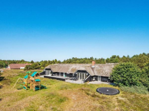 Гостиница Nine-Bedroom Holiday home in Fanø  Сённерхо